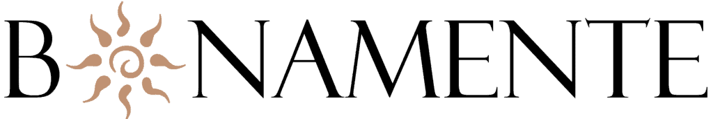 Logo der Marke „BONAMENTE“, bei dem der Buchstabe „O“ durch eine stilisierte, hellbraune Sonne mit einer Spirale im Zentrum ersetzt ist. Die restlichen Buchstaben sind in schwarzer Serifenschrift gehalten.