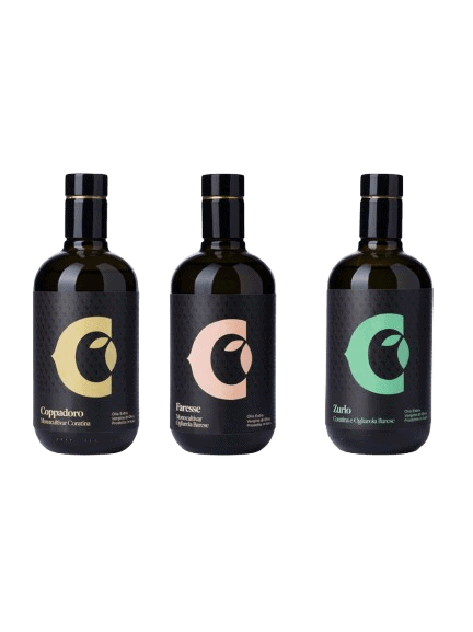 Drei elegante dunkle Olivenölflaschen nebeneinander vor weißem Hintergrund mit den Etiketten Coppadoro (Monocultivar Coratina), Faresse (Monocultivar Ogliarola Barese) und Zurlo (Coratina & Ogliarola Barese).