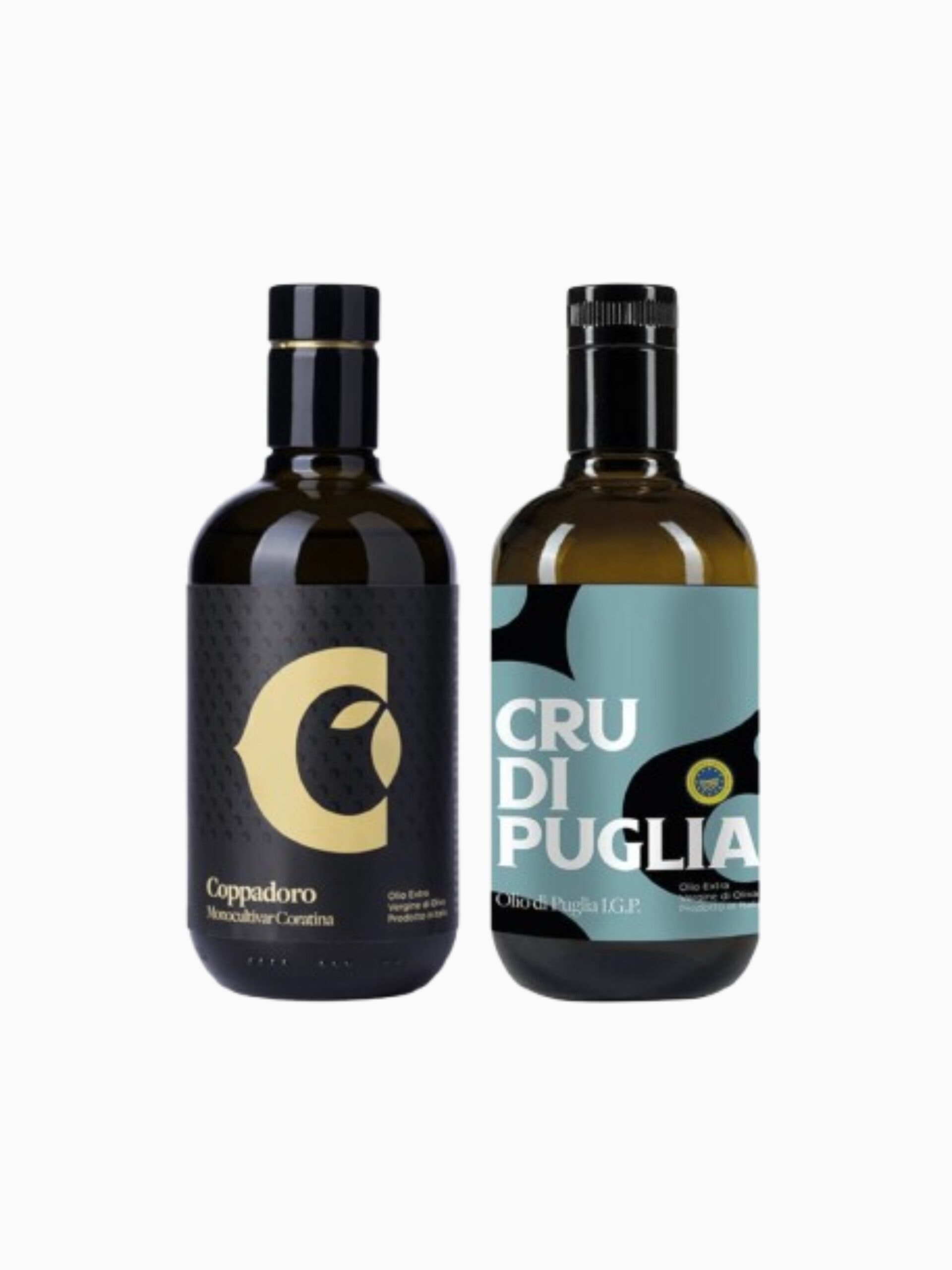 Zwei elegante dunkle Olivenölflaschen nebeneinander vor weißem Hintergrund mit den Etiketten Coppadoro (Monocultivar Coratina) und CRU DI PUGLIA I.G.P. BIO (BLEND CORATINA E PERANZANA)